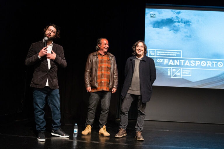 Por Detrás da Moeda 
Director: Luís Moya