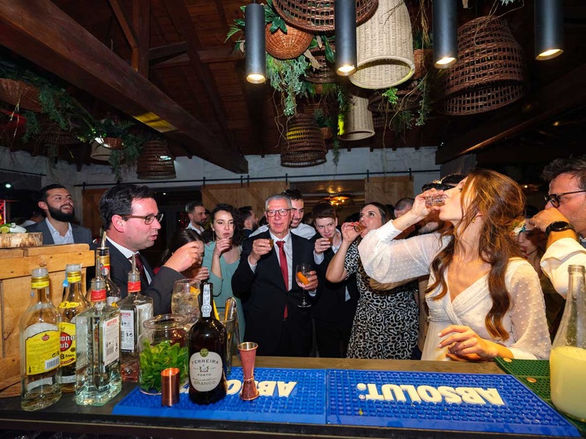 Convidados a brindar alegremente num ambiente rústico-chic, fotografia de casamento Porto por Filipe Santos Fotografia
