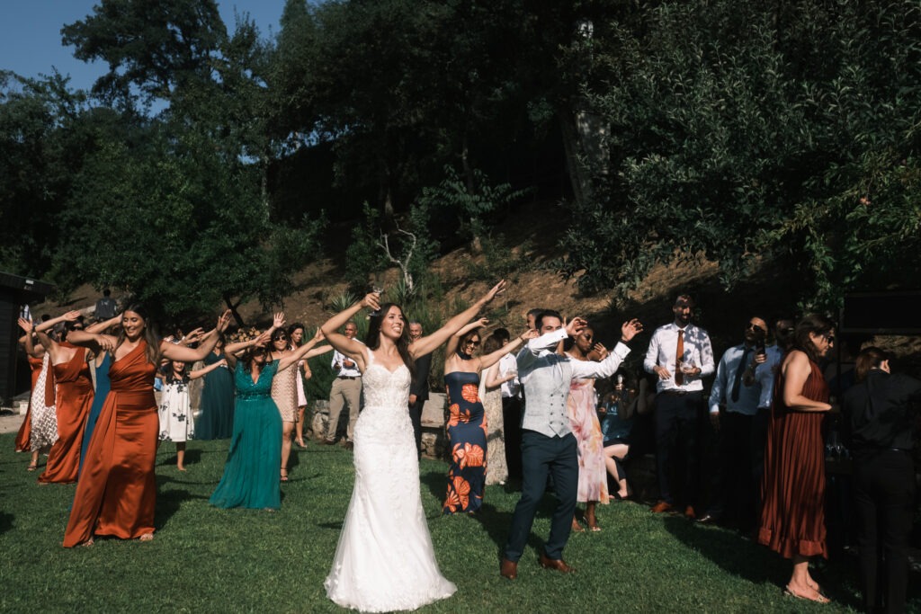 Noivos e convidados divertidos a dançar durante os aperitivos.