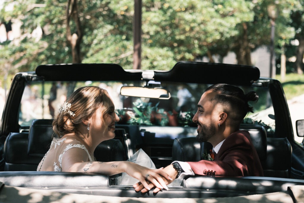 Pequena sessão com os noivos durante o casamento, dentro do carro descapotável, com um olhar cúmplice um para o outro e as mãos uma em cima da outra. 