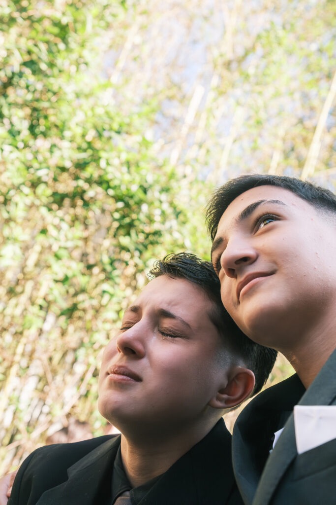 Close-up de um momento emotivo de convidados durante a cerimónia de casamento. 