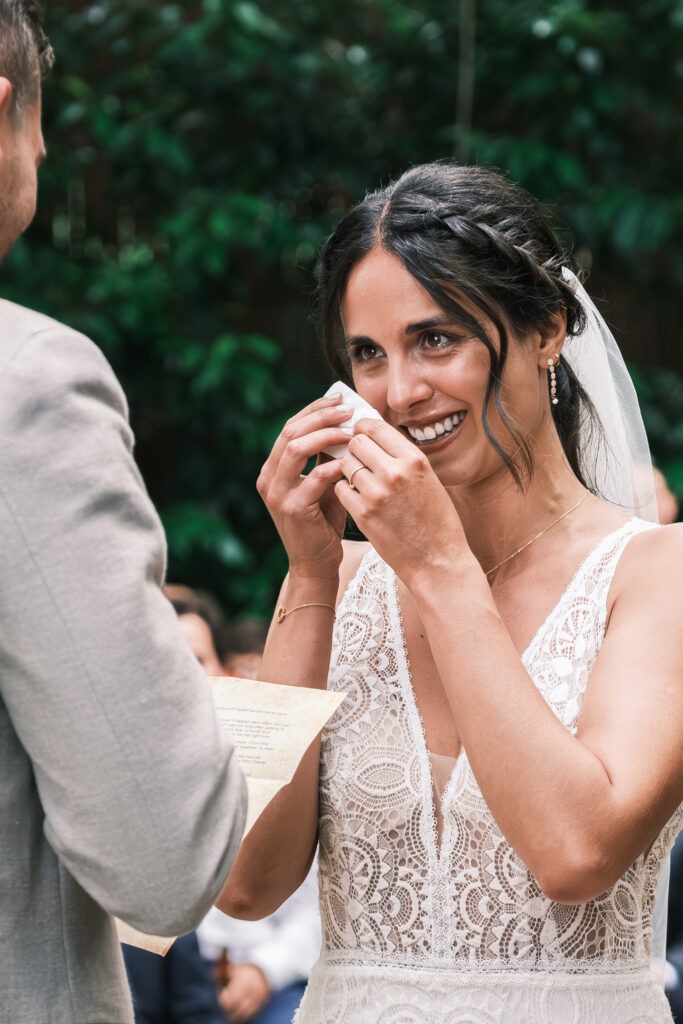 Noiva a limpar uma lágrima com um lenço enquanto ouve os votos na cerimónia ao ar livre em Penafiel, registo documental.