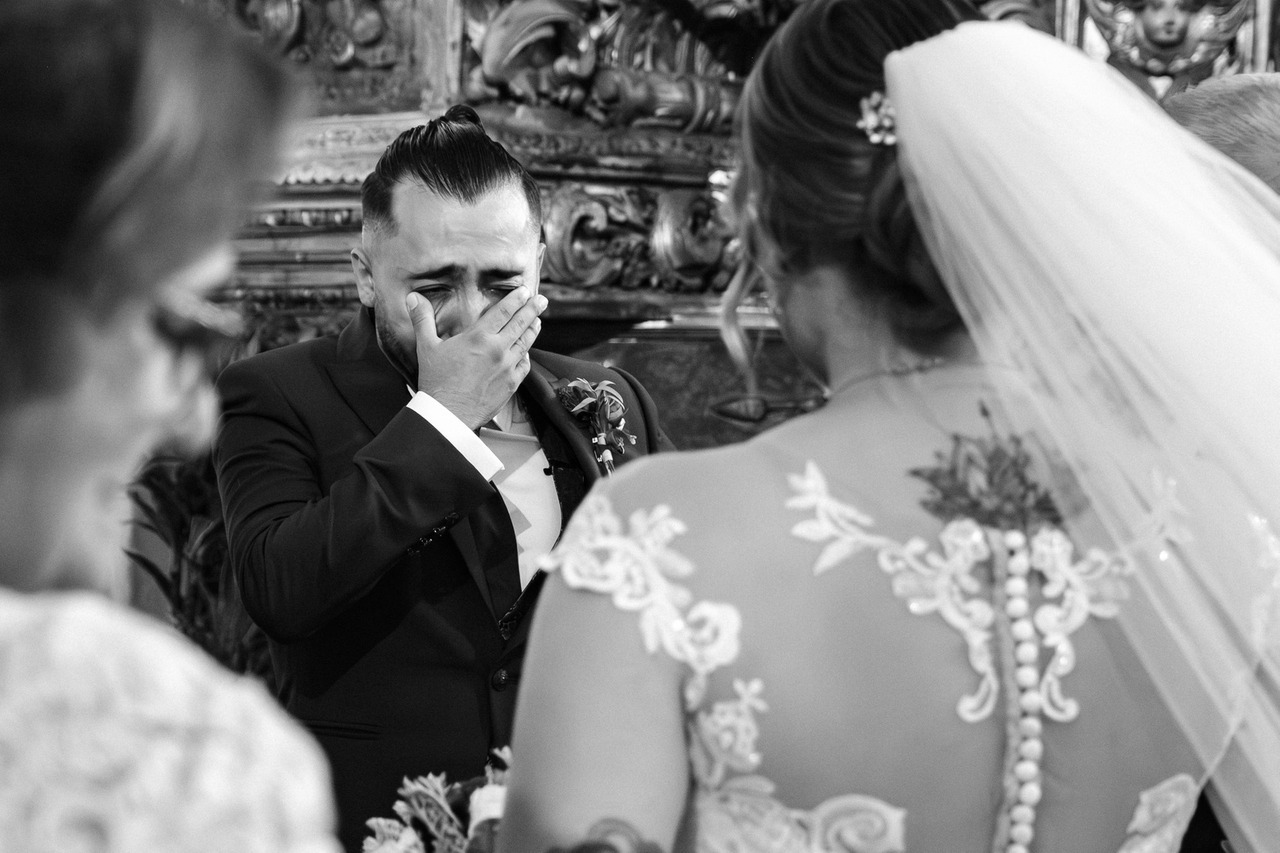 Noivo emocionado entrada cerimónia casamento Santa Maria da Feira fotografia documental