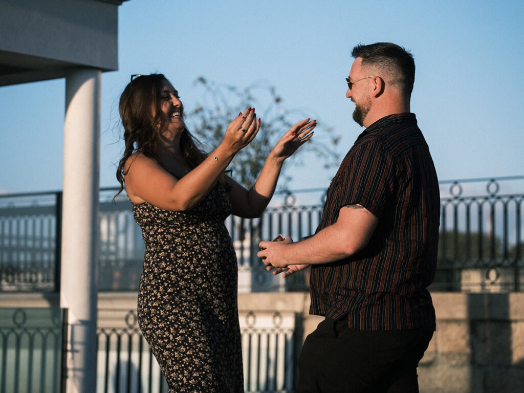 Noivos em momento íntimo de proposta de casamento junto a balustrada, sessão pré-casamento Filipe Santos Porto