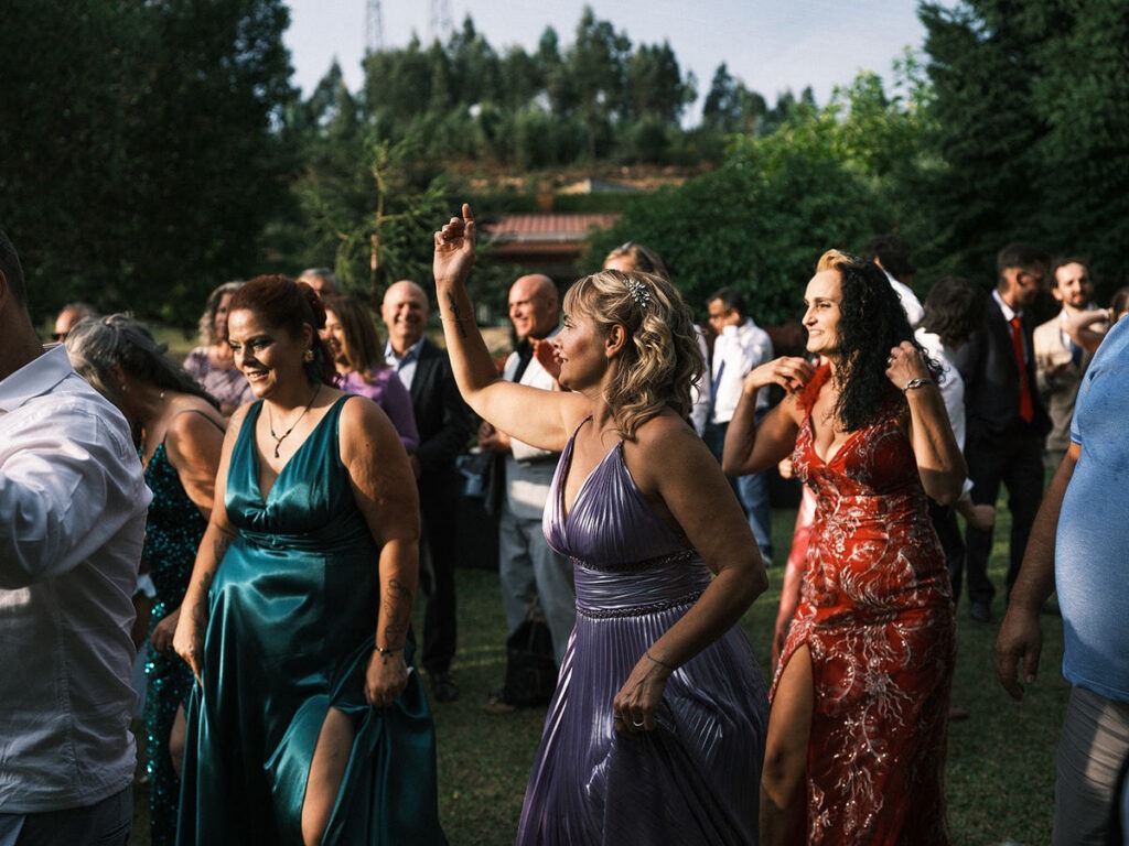 Convidados divertidos durante o sunset da festa. 