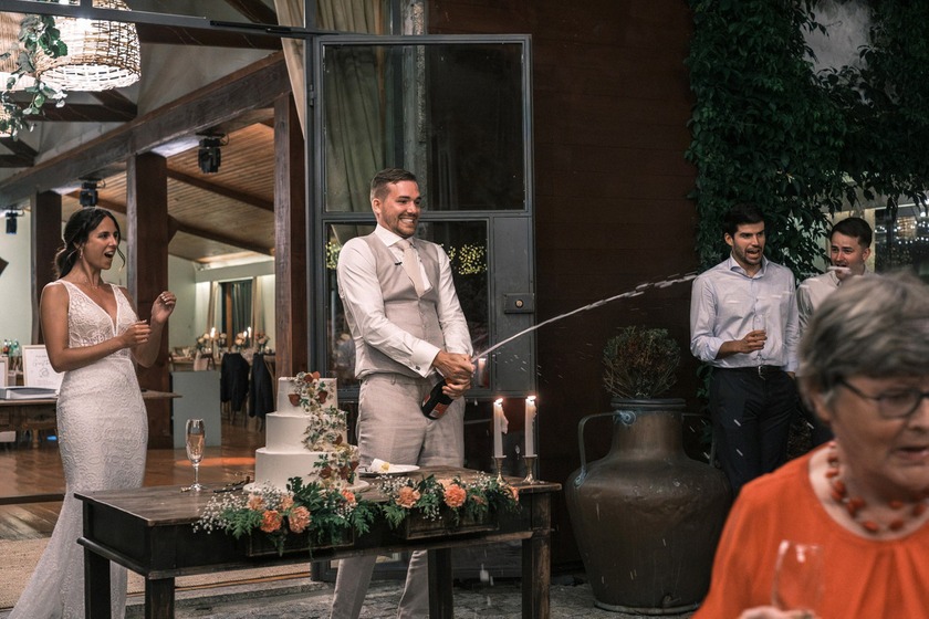 noivos abraçados de forma romantica