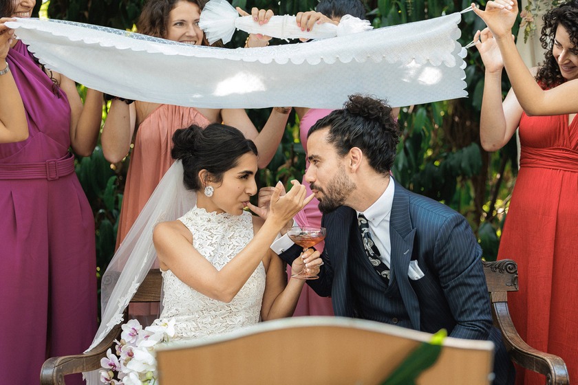 noivos abraçados de forma romantica