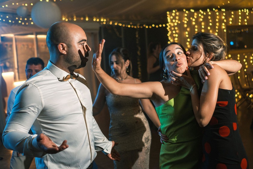 noivos abraçados de forma romantica