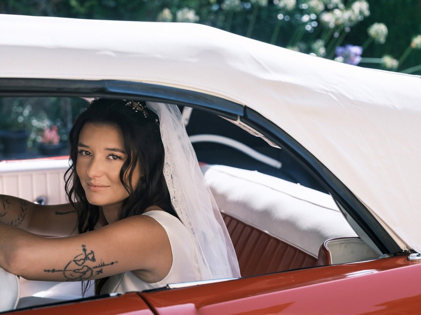 noivos abraçados de forma romantica