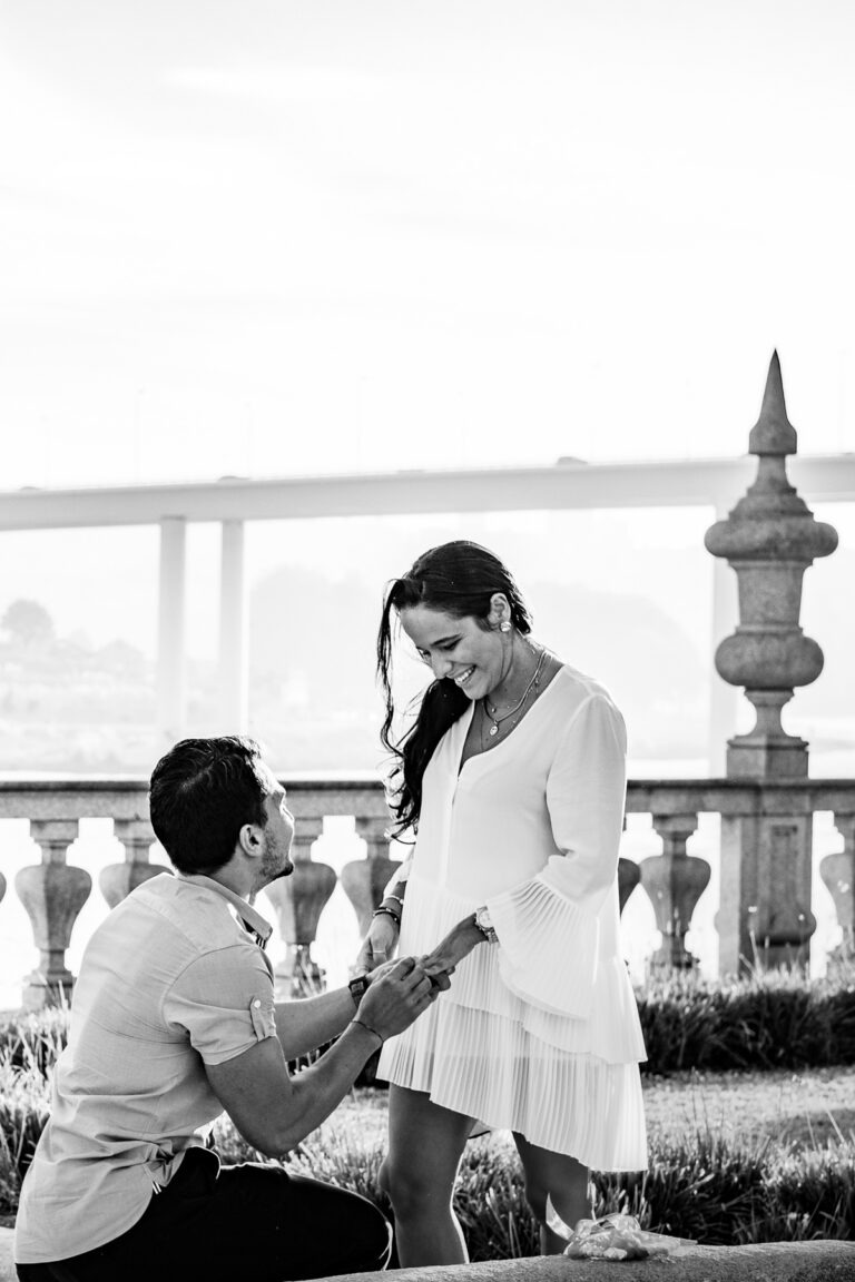 Pedido de Casamento no Porto – Ensaio Emocional com Luz Natural e Envolvência Urbana