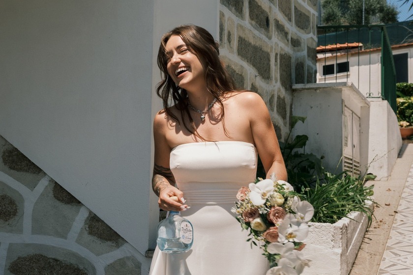 noivos abraçados de forma romantica