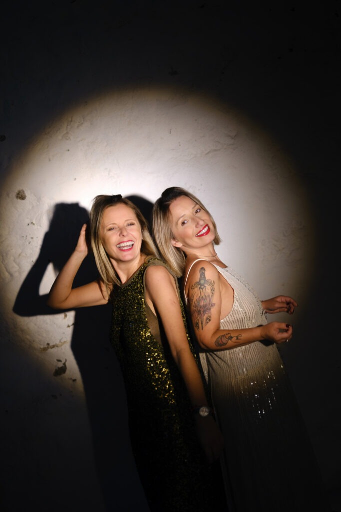 Retrato de duas mulheres sorridentes em elegantes vestidos, sessão retrato profissional Filipe Santos Porto