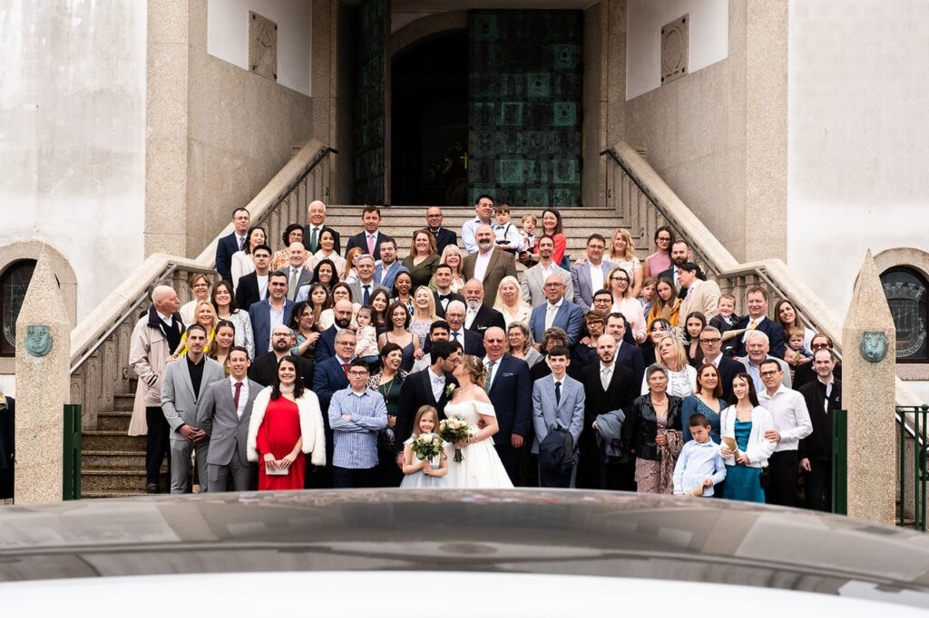 
Foto de grupo na saída da igreja, onde os noivos se beijam
