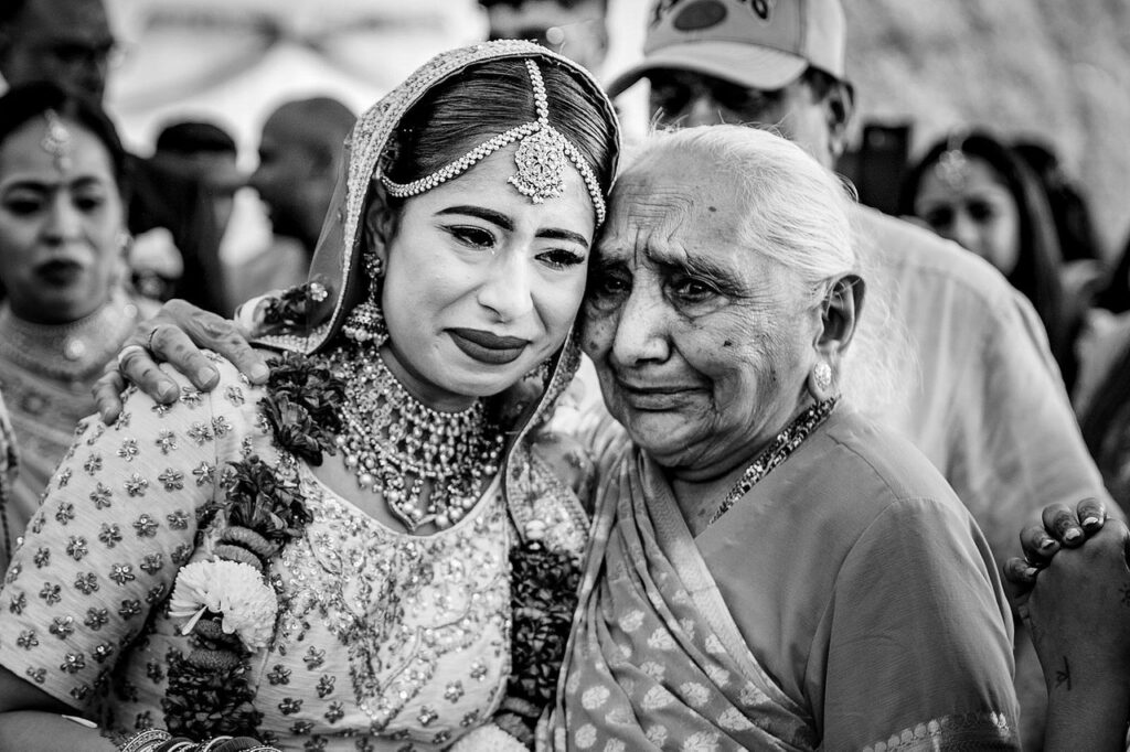 Noiva e avó emotivas, imagem a preto e branco