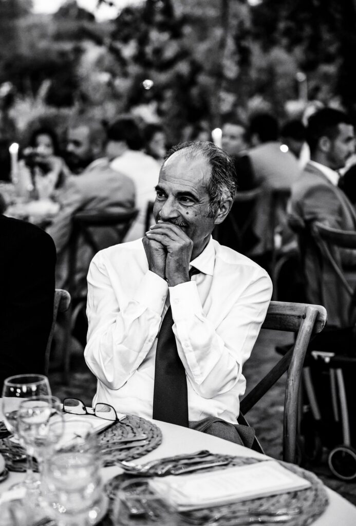 Senhor emotivo durante o copo de água, imagem a preto e branco