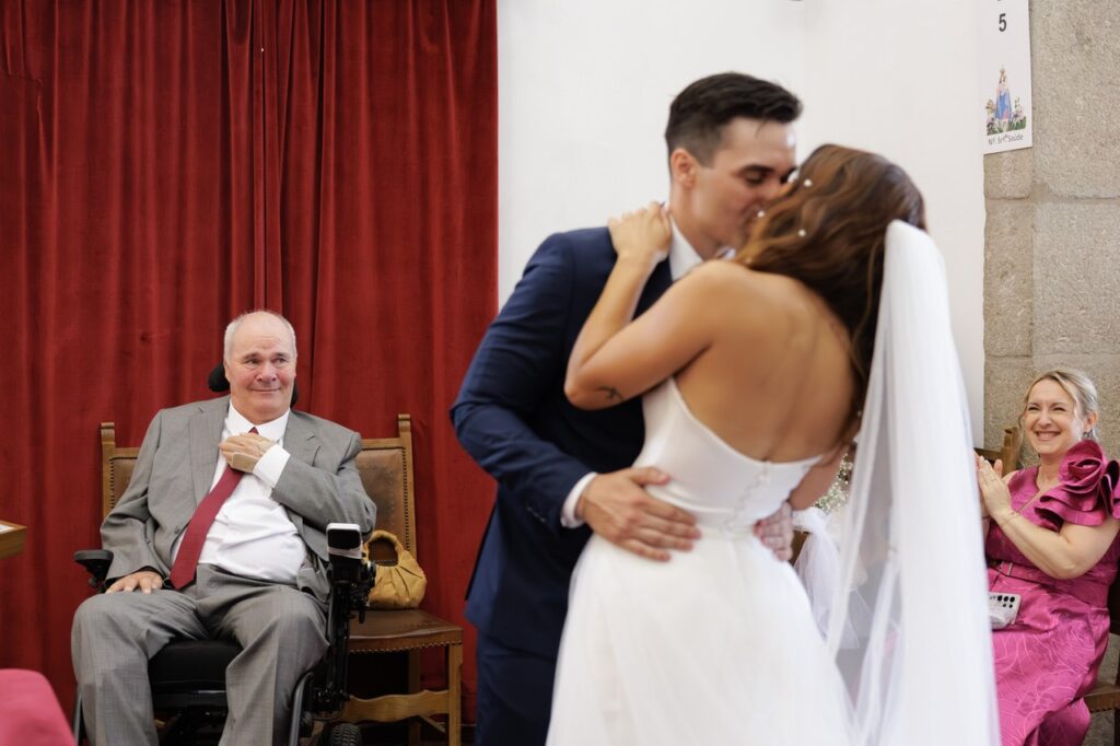 Noivos beijam-se havendo um momento de emoção da parte de quem observa