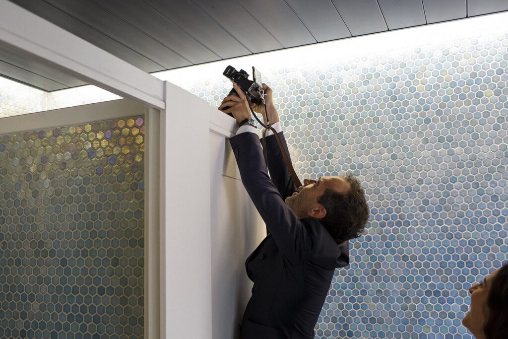 Fotógrafo fotografa um momento divertido entre a noiva e convidadas. 