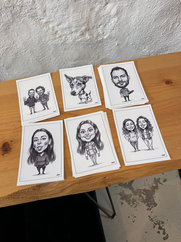 Caricaturas em cima da mesa de exemplo tiradas do Espelho Mágico.