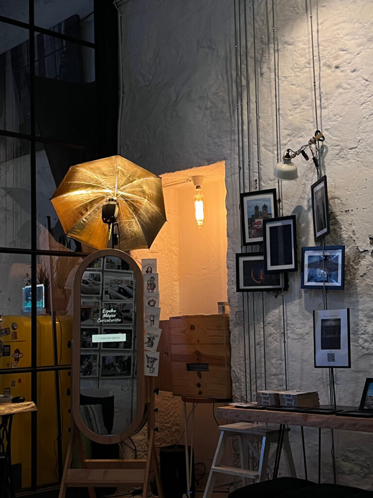 Espelho Mágico Caricaturistas dentro do estúdio do Filipe Santos.