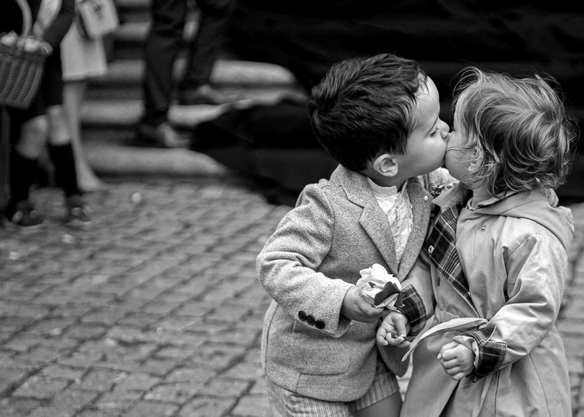 Crianças a partilharem um momento terno na rua, fotografia de retrato por Filipe Santos Porto