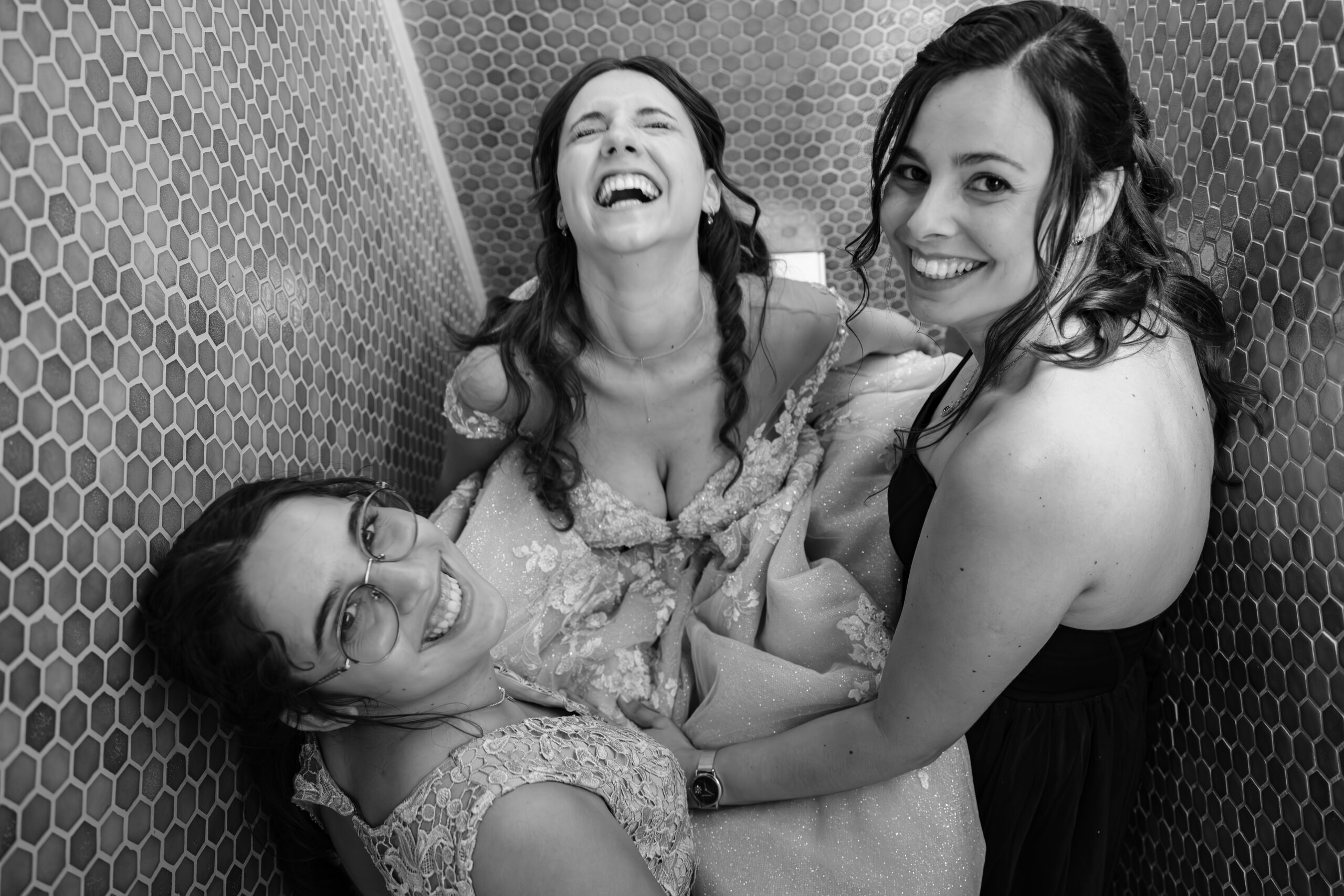 Noiva em pausa num espaço reservado durante os preparativos, instante real e discreto antes da cerimónia em Santa Maria da Feira, registo documental.